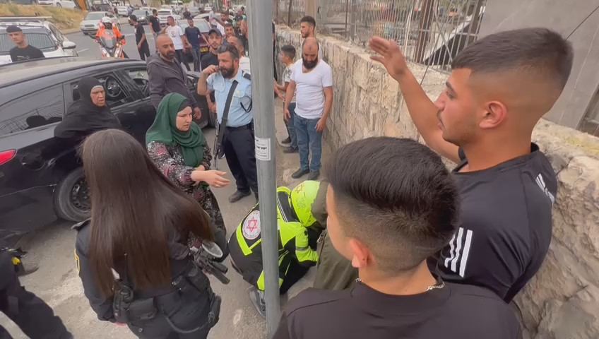 القدس :إصابة شاب برصاص مستوطن في حي الشيخ جراح بالقدس
